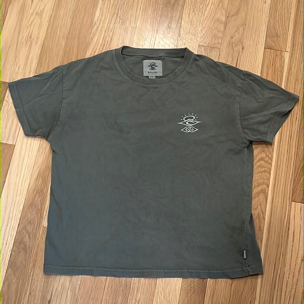 cute green t shirt. the brand is Rip Curl from Tilly’s.